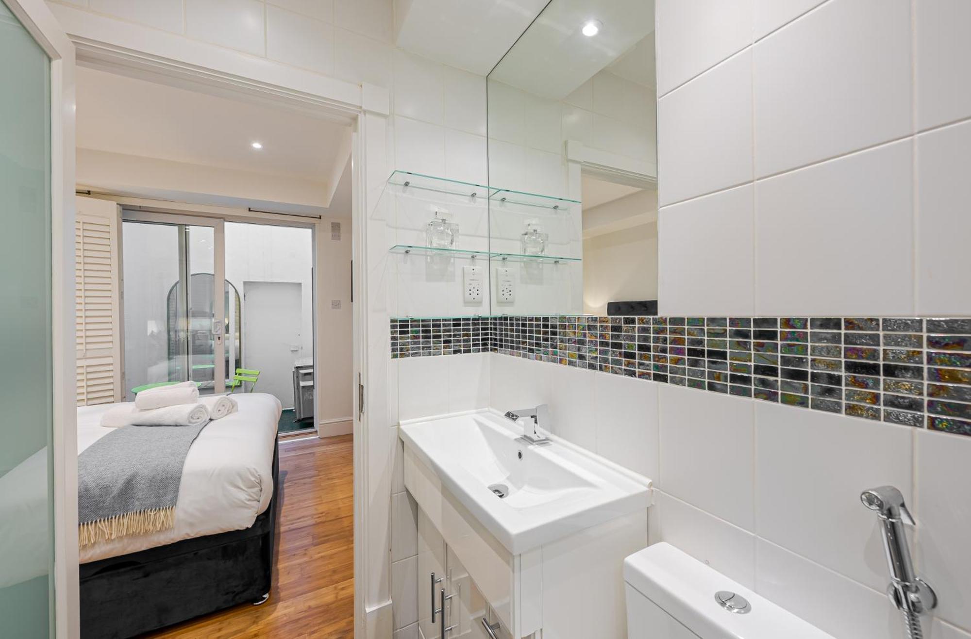 Chic Belgravia Hideaway With Private Patio 10 Mins To Harrods 런던 외부 사진