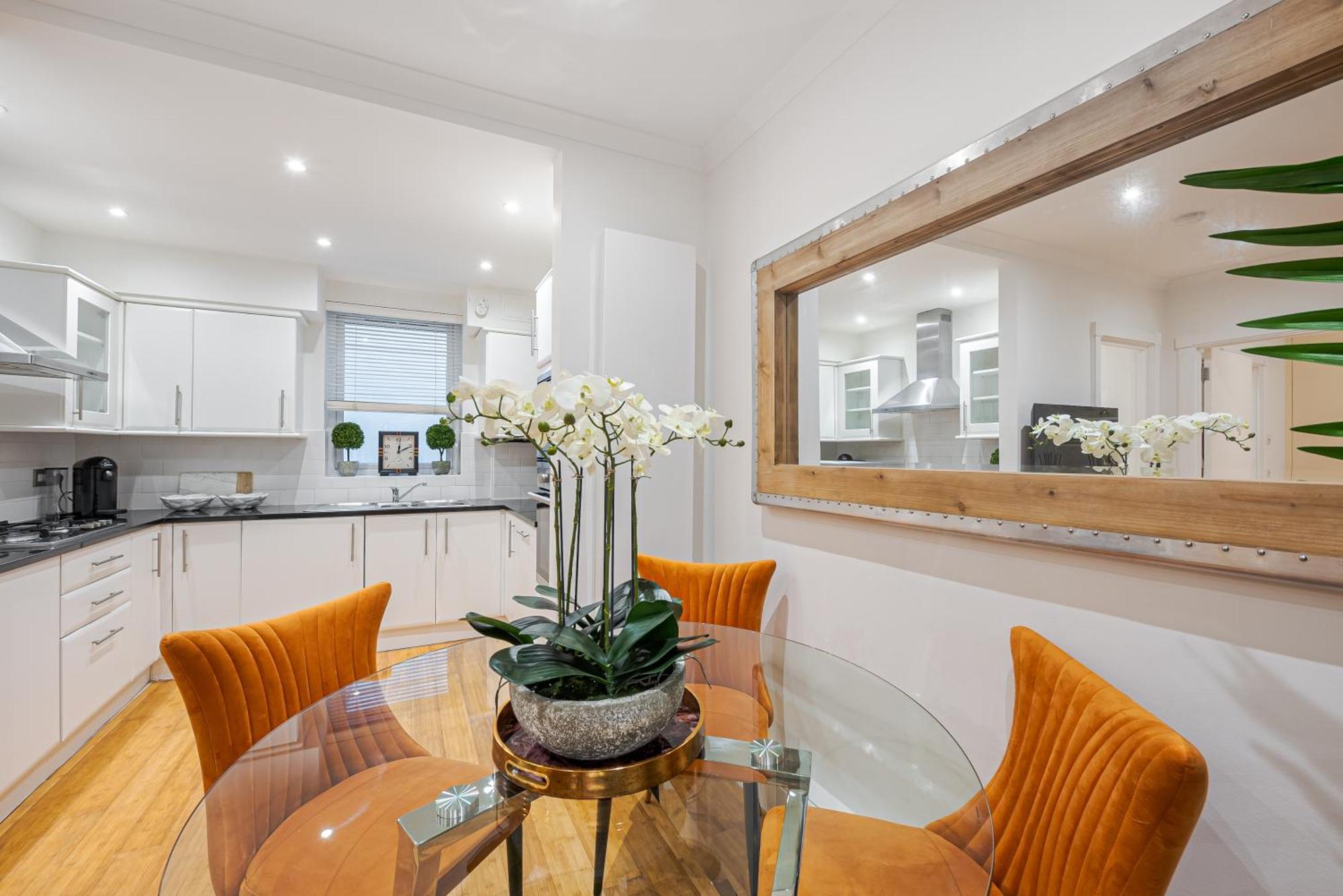 Chic Belgravia Hideaway With Private Patio 10 Mins To Harrods 런던 외부 사진
