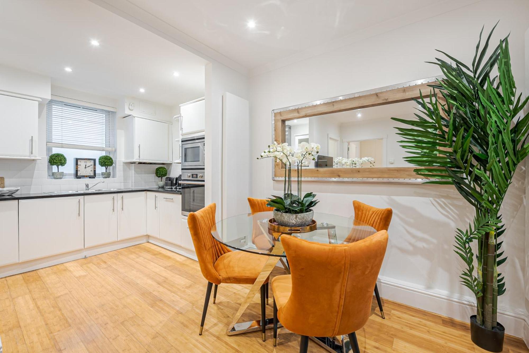Chic Belgravia Hideaway With Private Patio 10 Mins To Harrods 런던 외부 사진